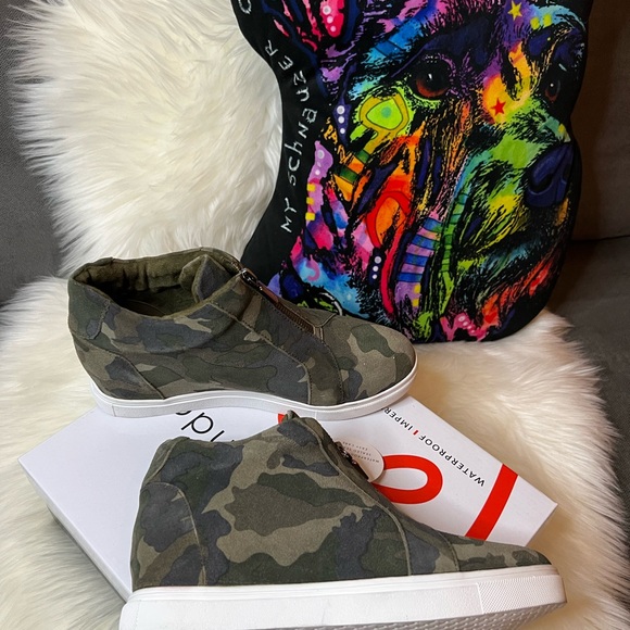 Blondo Glenda Camoflage Suede Waterproof - Picture 4 of 10